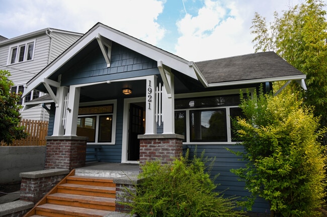 property at 1921 E Lynn St