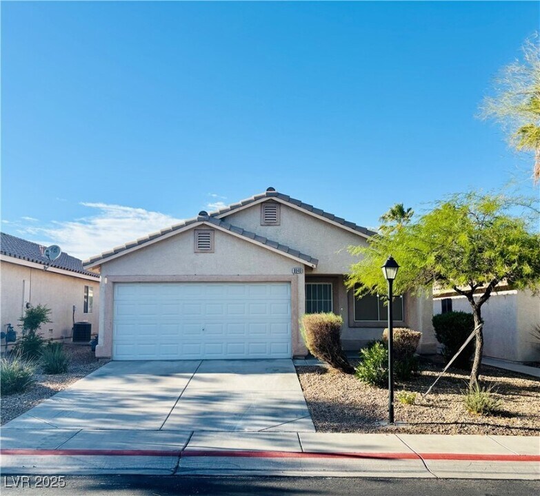 8940 Crooked Shell Ave in Las Vegas, NV - Foto de edificio