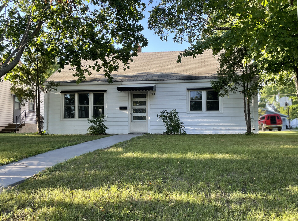 703 E Summit Ave in Fergus Falls, MN - Building Photo