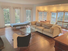 33 Beach Dr in Darien, CT - Building Photo - Building Photo