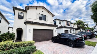 9735 W 34th Ct in Hialeah, FL - Building Photo