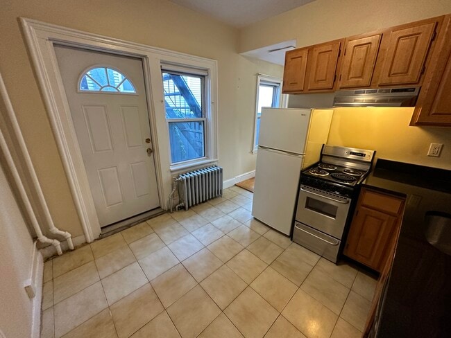 375 Dorchester St, Unit 1 in Boston, MA - Foto de edificio - Building Photo