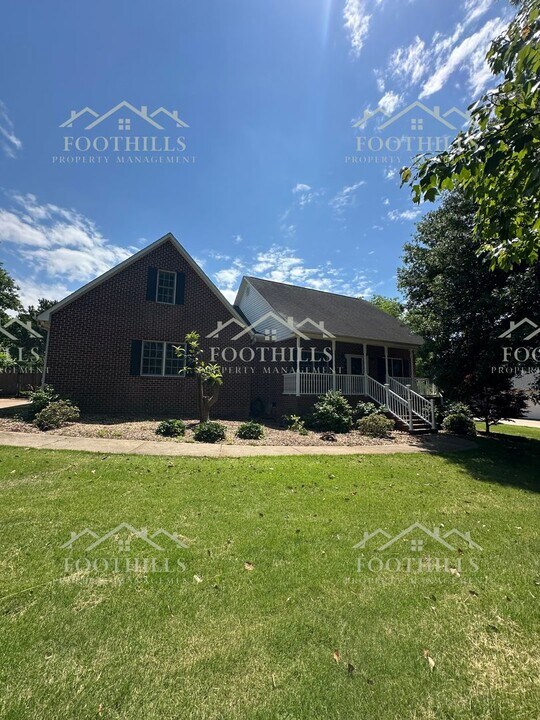 102 Lyndhurst Dr in Anderson, SC - Building Photo