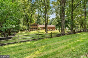 931 Welham Green Rd in Great Falls, VA - Building Photo