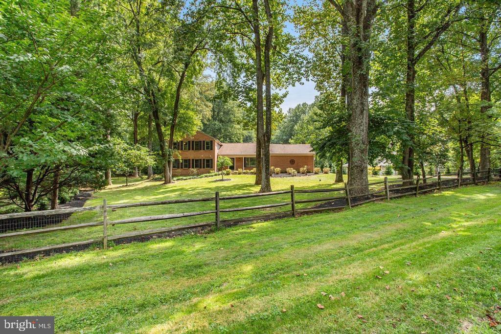 931 Welham Green Rd in Great Falls, VA - Building Photo