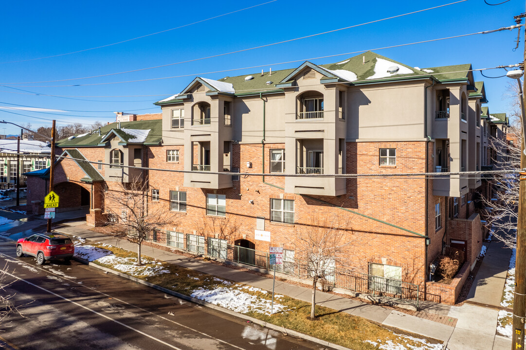 Highland Court in Denver, CO - Foto de edificio