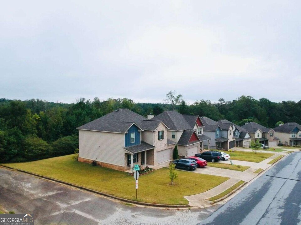 1093 Hartwell Rd in Locust Grove, GA - Building Photo