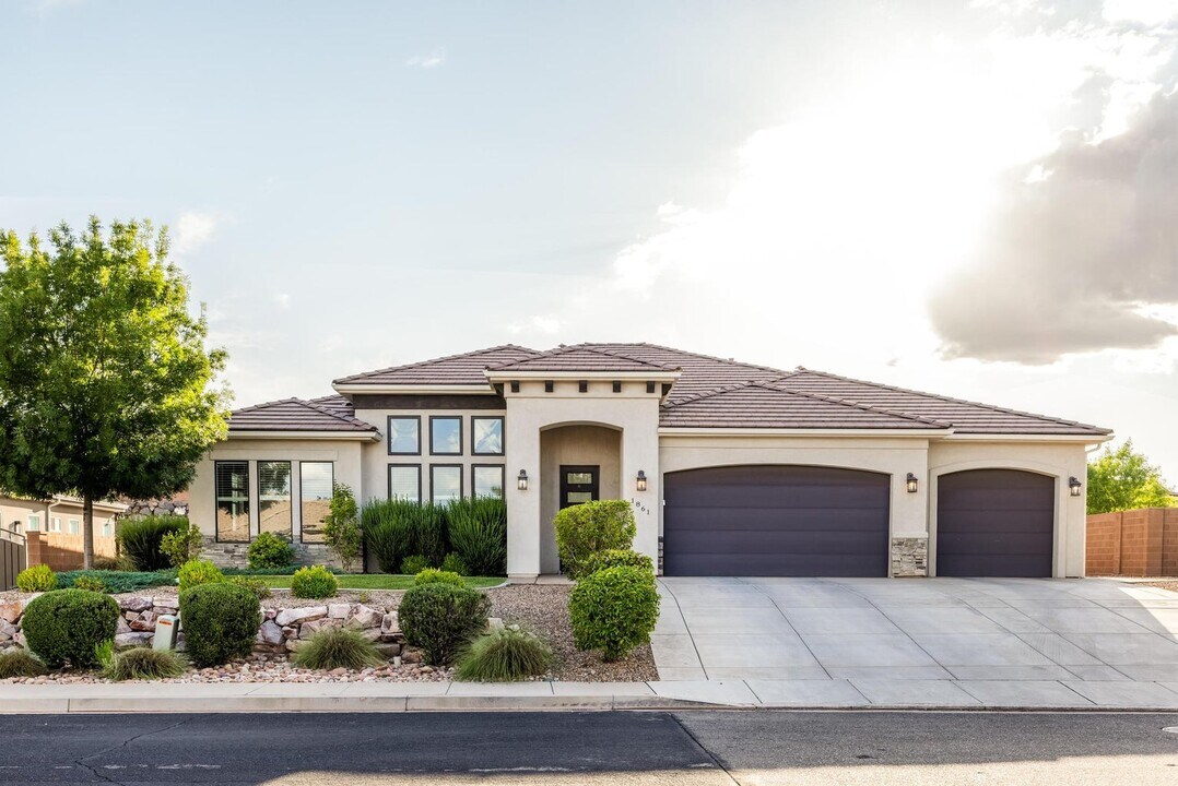 1861 N Mountain View Dr in Washington, UT - Building Photo