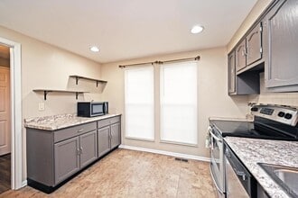 920 Woodlyn Dr N in Cincinnati, OH - Building Photo - Building Photo