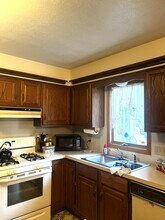 1248 Boettler Rd in Uniontown, OH - Foto de edificio - Building Photo