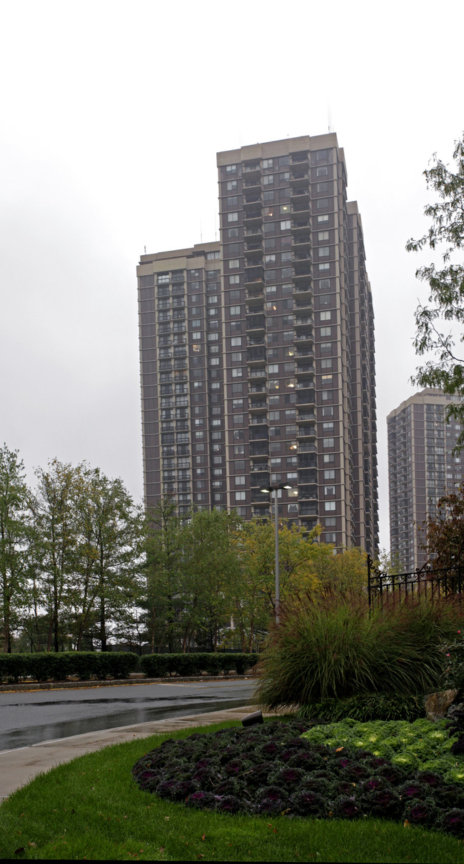 North Shore Towers in Floral Park, NY - Foto de edificio - Building Photo
