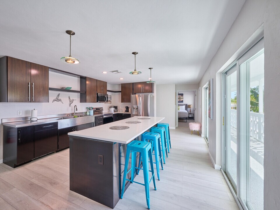 2649 Lake Dr in Riviera Beach, FL - Building Photo
