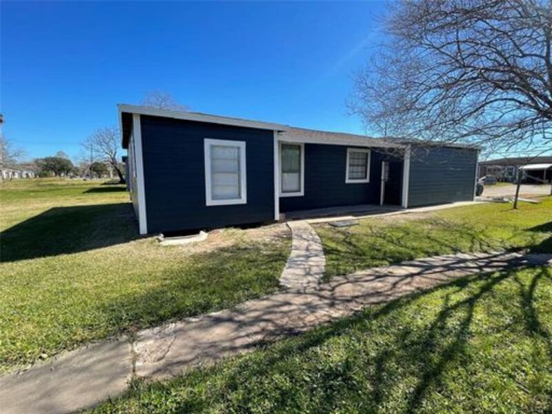 1723 W 5th St in Freeport, TX - Building Photo