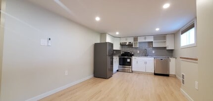 371 Bridge St E in Belleville, ON - Building Photo - Building Photo