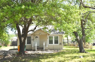 2207 Howell Ave in La Marque, TX - Building Photo