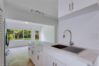 1615 Bay Dr E in Miami Beach, FL - Building Photo - Building Photo