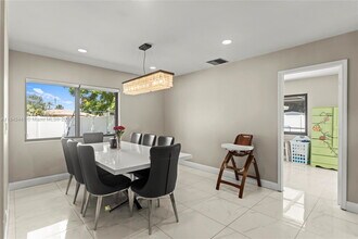 16561 Lake Tree Dr in Weston, FL - Foto de edificio - Building Photo