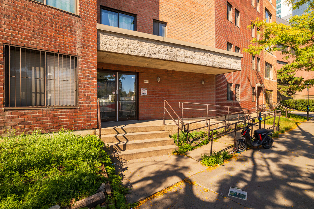 Coopérative D'Habitation Chung Hua in Montréal, QC - Building Photo