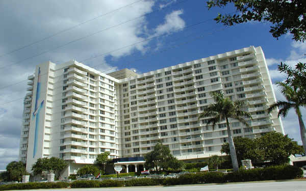 The Wave in Hollywood, FL - Building Photo