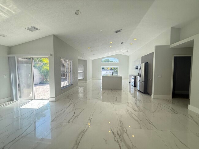 4891 SW 34th Terrace in Fort Lauderdale, FL - Building Photo - Building Photo