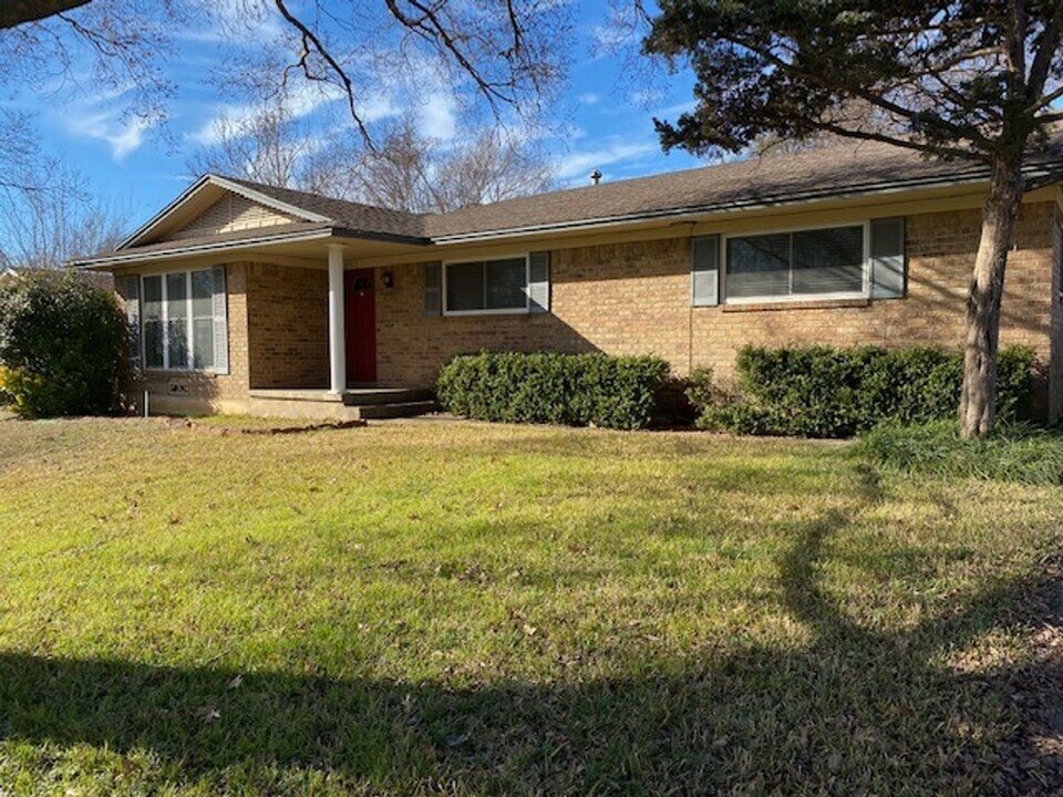 2705 Paula Dr in Denison, TX - Building Photo