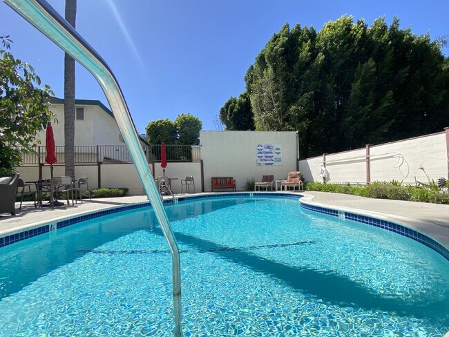 12801 Moorpark St, Unit 108 in Los Angeles, CA - Building Photo - Building Photo