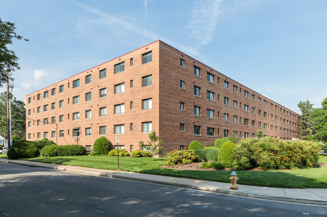 Wentworth Place Condominiums in Arlington, VA - Building Photo - Building Photo