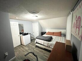 211 Elm St, Unit 3 in Everett, MA - Building Photo