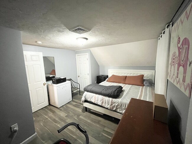 211 Elm St, Unit 3