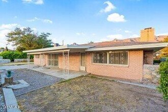 5833 Burning Tree Dr in El Paso, TX - Foto de edificio - Building Photo