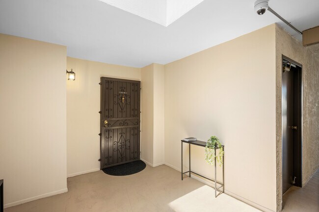 635 E Elmwood Ave, Unit 301 in Burbank, CA - Building Photo - Building Photo