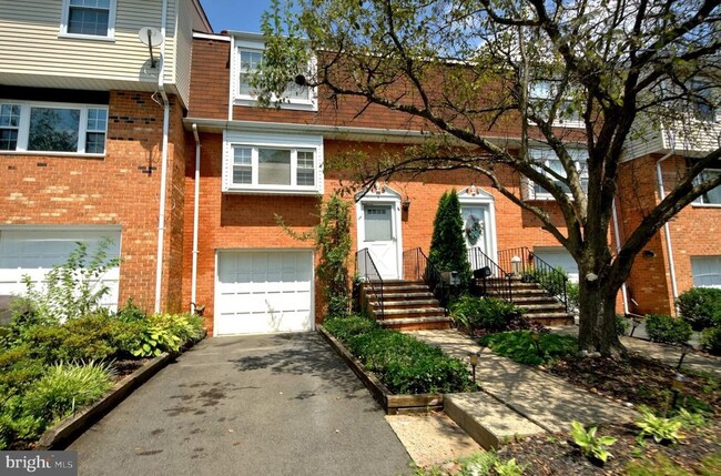property at 10 Catbird Ct