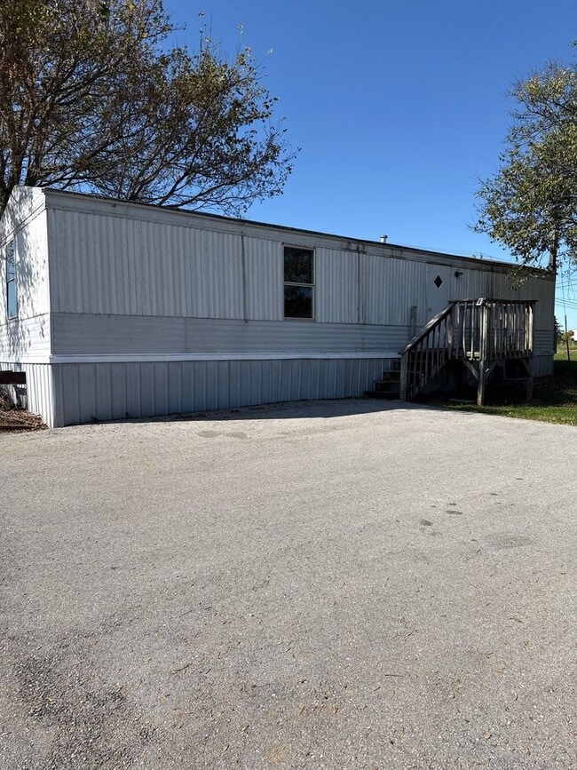 1423 Hickory Valley Rd in Sparta, TN - Building Photo - Building Photo