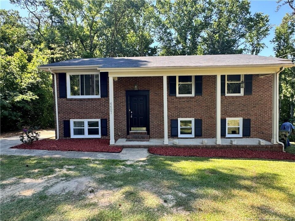 6607 Sherrod Pl in Fayetteville, NC - Building Photo