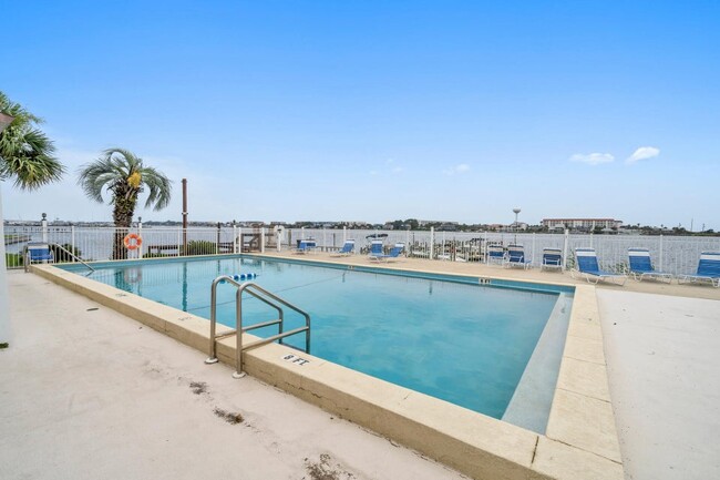 308 Miracle Strip Pky SW, Unit 36D in Fort Walton Beach, FL - Building Photo - Building Photo