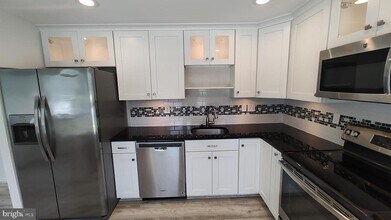 2 Shadowbrook Ct in Rosedale, MD - Building Photo - Building Photo