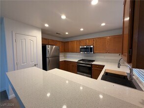 1825 Sierra Oaks Ln in Las Vegas, NV - Building Photo - Building Photo