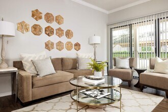 Eastbridge Apartments in Dallas, TX - Foto de edificio - Building Photo