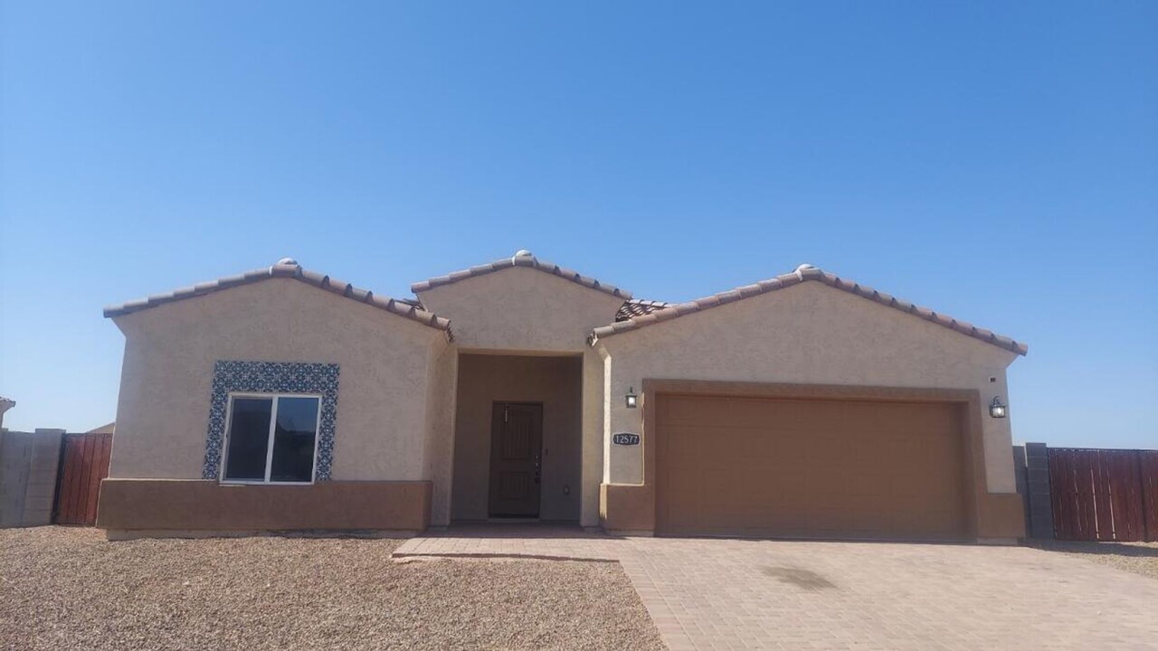 12577 W Cabrillo Dr in Arizona City, AZ - Building Photo