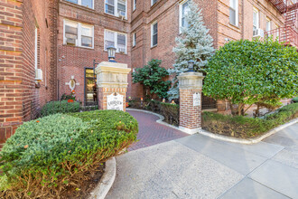 11145 76th Dr in Forest Hills, NY - Building Photo - Building Photo