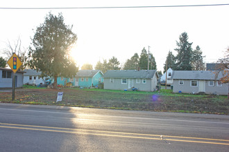 263-301 S Santiam Hwy in Lebanon, OR - Building Photo - Building Photo