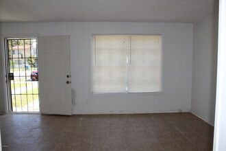 7136 Ken Knight Dr E in Jacksonville, FL - Building Photo - Building Photo