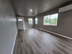 1641 SE Marsters Ave in Roseburg, OR - Building Photo - Building Photo
