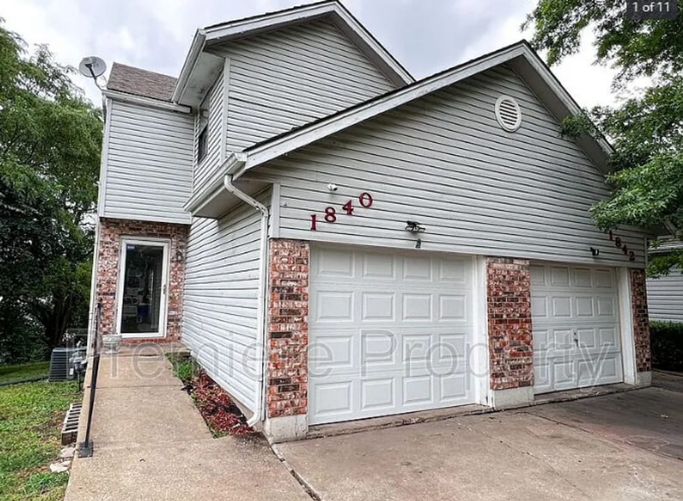 1840-1846 NE Knollbrook Pl in Lee's Summit, MO - Building Photo