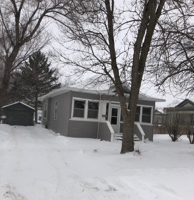 615 N Harth Ave in Madison, SD - Building Photo