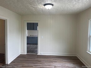 8242 Maxwell Ave in Warren, MI - Building Photo - Building Photo