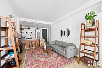 825 DeKalb Ave in Brooklyn, NY - Foto de edificio - Building Photo