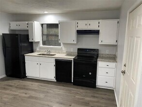 309 S Avenue C Ave in Elgin, TX - Building Photo - Building Photo