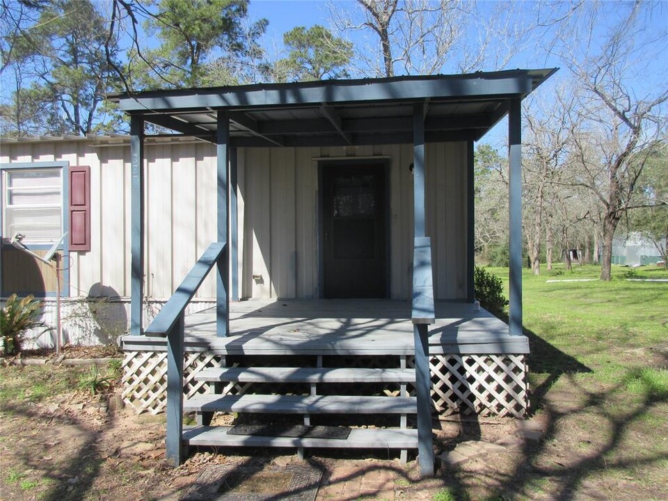 33 Hall Dr N in Montgomery, TX - Building Photo