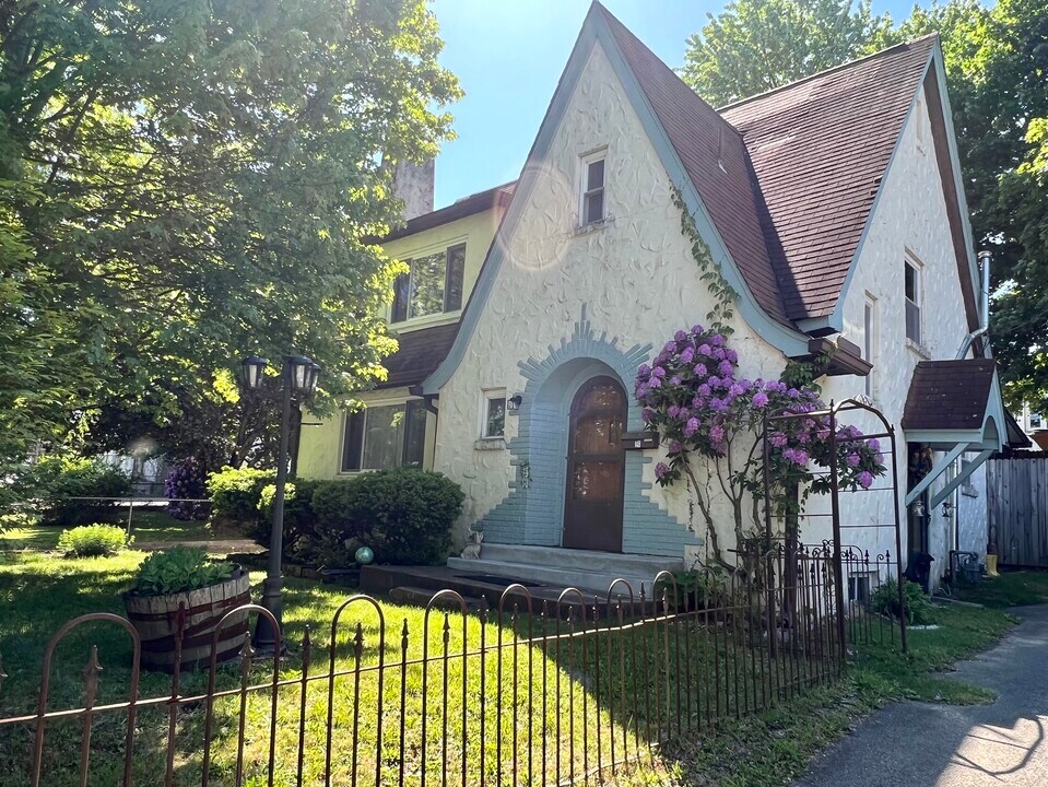 148 Church St in Oak Hill, WV - Building Photo